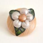 Daisy flower round brooch i..