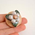 Daisy flower round brooch i..
