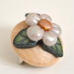 Daisy flower round brooch i..