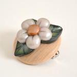 Daisy flower round brooch i..