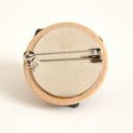 Daisy flower round brooch i..